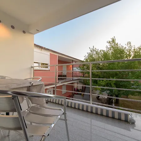 Jeli Apartment *