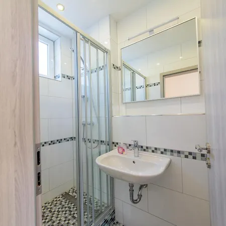 Jeli Apartment *
