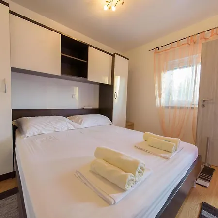 Jeli Стариград-Пакленица