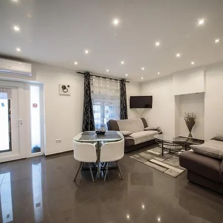Jeli Apartment *